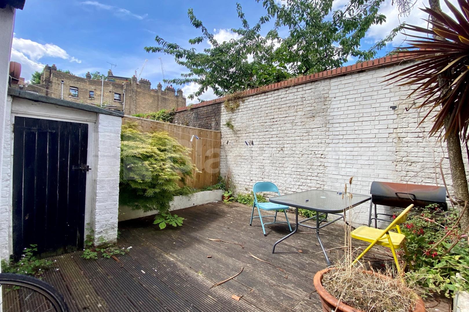 Bright & airy, offering approximately 1050 Sq. Ft.of living & entertaining space Henshaw Street, Elephant and Castle